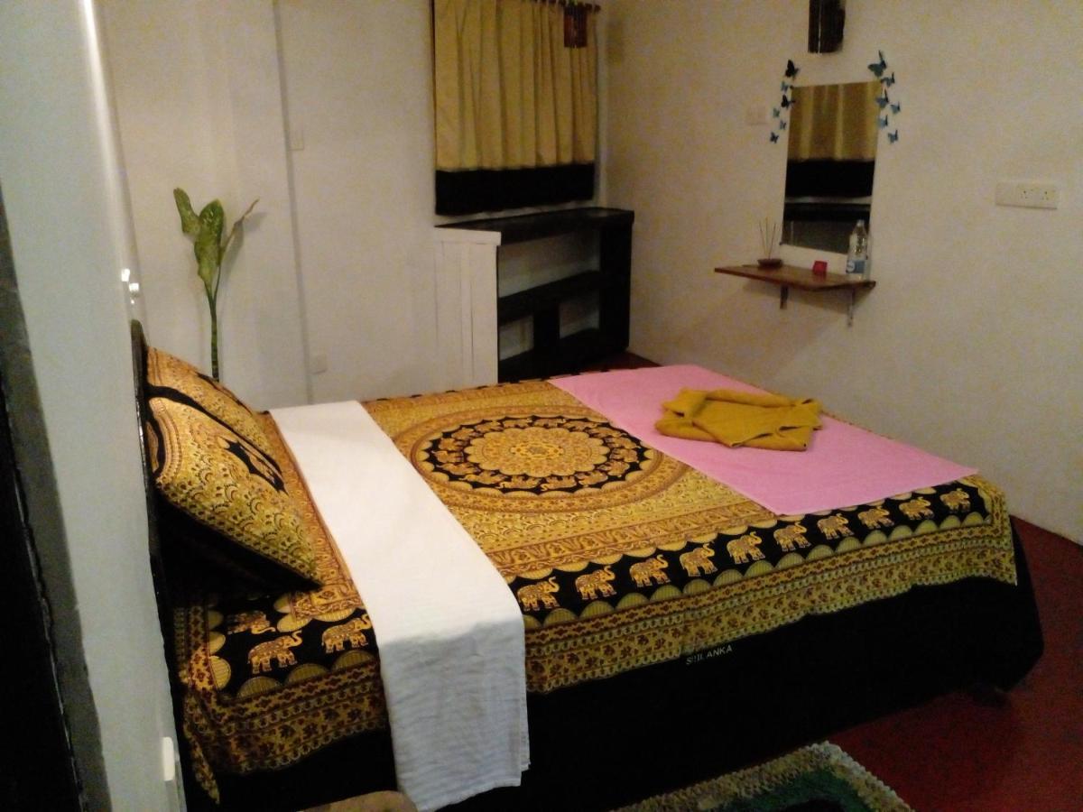 Malika'S Yellow House Hikkaduwa Zewnętrze zdjęcie