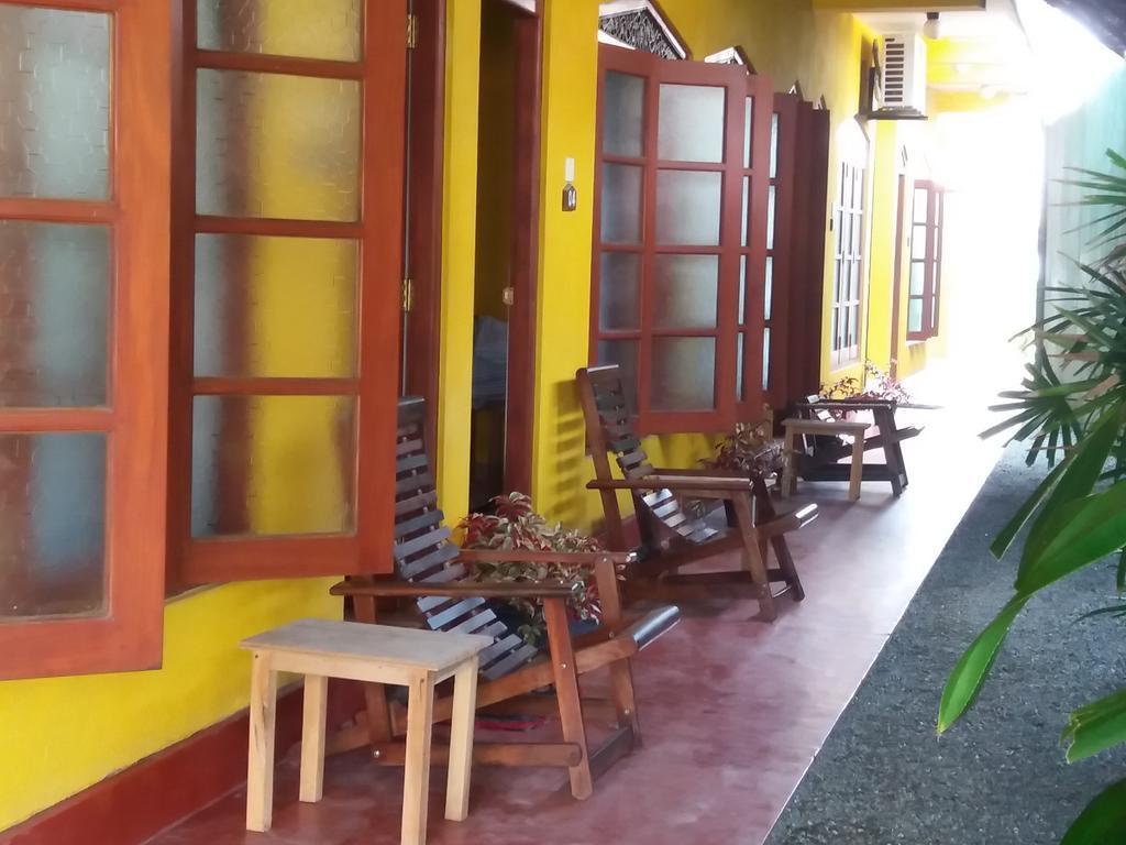 Malika'S Yellow House Hikkaduwa Zewnętrze zdjęcie